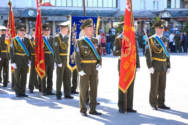 विटेब्स्क, बेलारूस 2 अगस्त 2015: बेलारूस सेना के सैनिकों ने 2 अगस्त 2015 को विटेब्स्क में पैराट्रूपर्स वीडीवी दिवस के समारोह के दौरान — स्टॉक फ़ोटो, इमेज