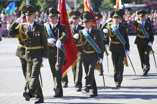 Vitebsk, Wit-Rusland - 2 augustus 2015: De soldaten van het leger van het Wit-Rusland tijdens de viering van de parachutisten Vdv dag op 2 augustus 2015 in Vitebsk — Stockfoto