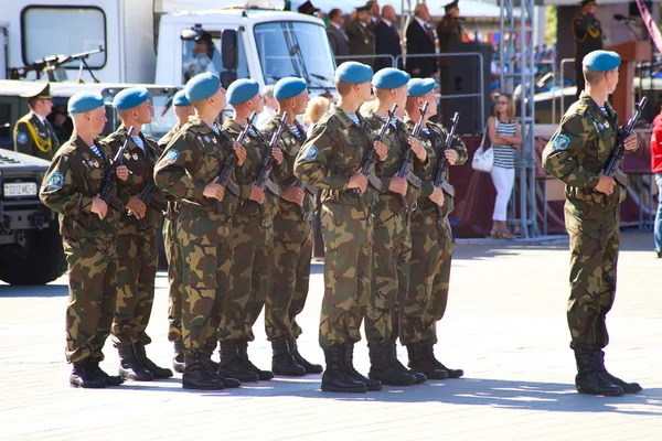 Vitebsk, Wit-Rusland - 2 augustus 2015: De soldaten van het leger van het Wit-Rusland tijdens de viering van de parachutisten Vdv dag op 2 augustus 2015 in Vitebsk — Stockfoto