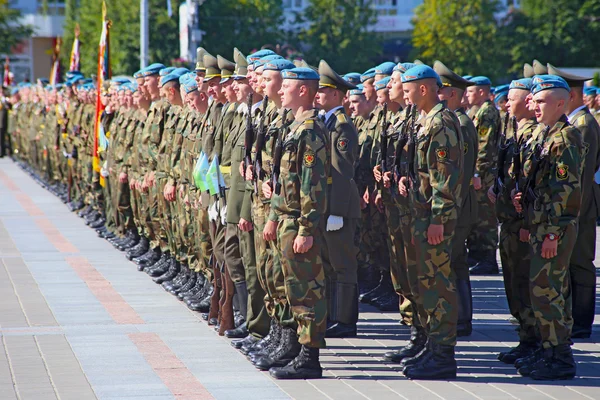 Vitebsk, Białoruś - 2 sierpnia 2015: Białoruś żołnierzy armii podczas obchodów dnia Van der Vlist spadochroniarzy na 2 sierpnia 2015 w Witebsku — Zdjęcie stockowe