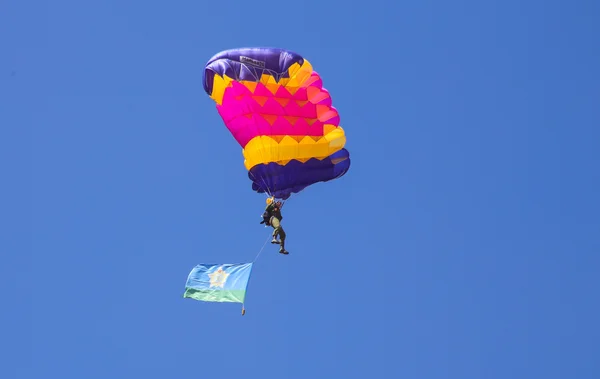 Vitebsk, weißrussland - 2. august 2015. Fallschirmjäger während der Feier des vdv-Tages am 2. august 2015 in vitebsk — Stockfoto