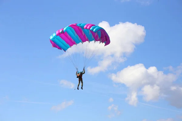 VITEBSK, BELARUS - 2 AOÛT 2015. Les parachutistes lors de la célébration de la Journée des parachutistes VDV le 2 août 2015 à Vitebsk — Photo