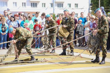 Vitebsk, Beyaz Rusya - 2 Ağustos 2015: Beyaz Rusya ordusu askerlerinin Vitebsk üzerinde 2 Ağustos 2015 paraşütçüler Vdv günün kutlama sırasında
