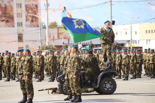 Vitebsk, Bielorrusia - 2 de agosto de 2015: Soldados del ejército de Bielorrusia durante la celebración del Día de los Paracaidistas VDV el 2 de agosto de 2015 en Vitebsk — Foto de Stock