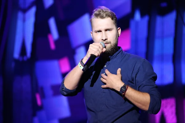 El cantante pop ruso Bazil actúa durante el 25º Festival Slavyansky Bazar — Foto de Stock