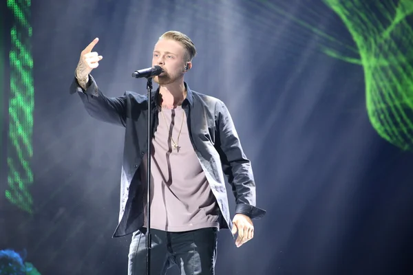 Russian pop singer Egor Kreed performs during the 25th Slavyansky Bazar Festival — Stock Photo, Image