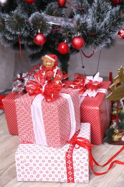 Noel ağacıyla hediye kutuları