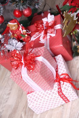 Noel ağacıyla hediye kutuları