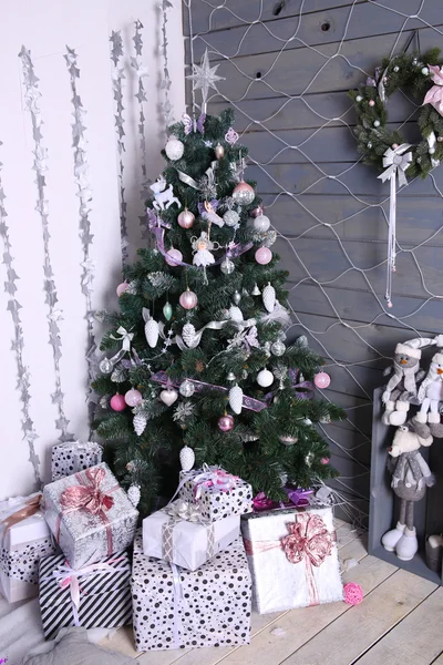 Cajas de regalo con árbol de Navidad — Foto de Stock