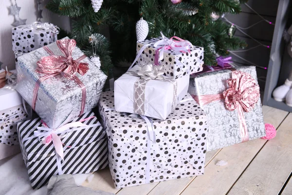 Scatole regalo con albero di Natale — Foto Stock