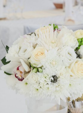 Düğün töreni için beyaz gala iç