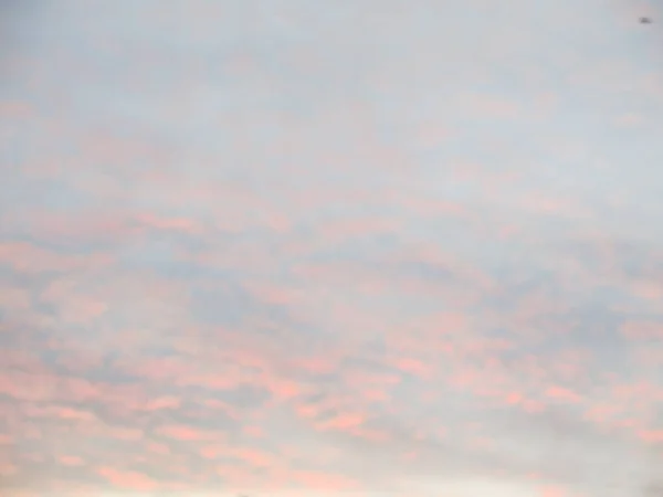 Нежные Розово Голубые Облака Освещенные Закатом Солнца — стоковое фото
