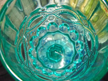 Mavi kristal bardağın gizemli güzel derinliği