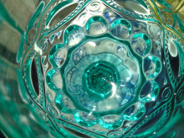 Mavi kristal bardağın gizemli güzel derinliği