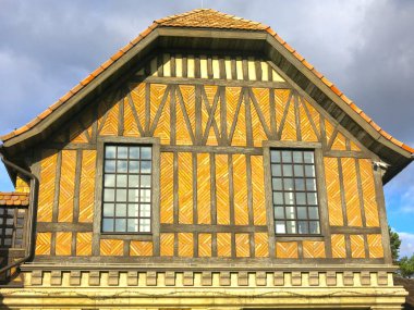 kahverengi yarı ahşap bina, ortaçağ Avrupa mimari tarzı.