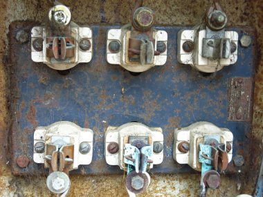 Evin dışındaki Rus elektrik tüketim sayacının iç diyagramları.