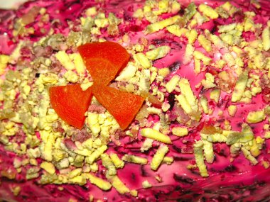 Rus şenlik yemeği. Kürk mantosunun altında ringa balığı. Haşlanmış pancar, yumurta, mayonez.