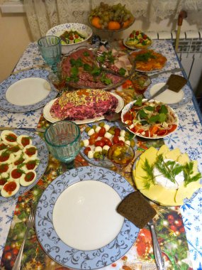 Rus şenlik masası boş mavi tabak, bardak ve lezzetlerle dolu.