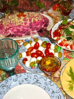 Rus şenlik masası boş mavi tabak, bardak ve lezzetlerle dolu.