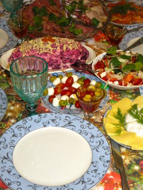 Rus şenlik masası boş mavi tabak, bardak ve lezzetlerle dolu.