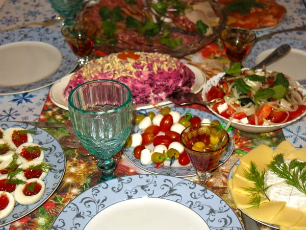 Mesa Fiesta Rusa Con Plato Azul Vacío Vasos Delicias — Foto de Stock