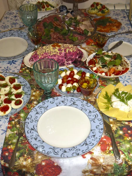 俄罗斯人的节日餐桌 有一个空的蓝色盘子 眼镜和佳肴 — 图库照片