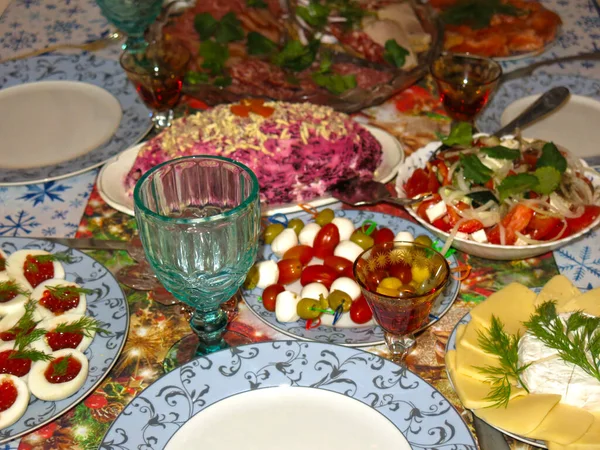 Table Fête Russe Avec Une Assiette Bleue Vide Des Verres Images De Stock Libres De Droits
