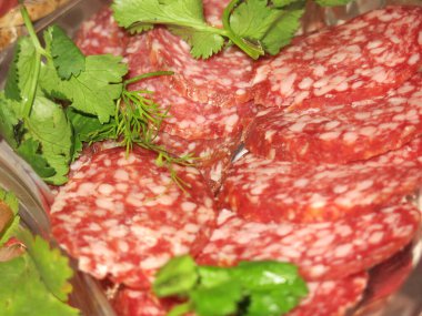 Şenlik masasında otlu salam dilimlenmiş.