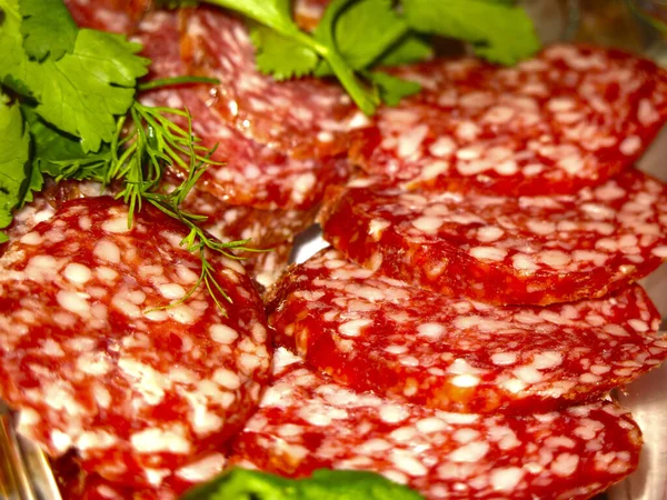 Salsiccia Salame Con Erbe Sulla Tavola Festiva Viene Affettato — Foto Stock