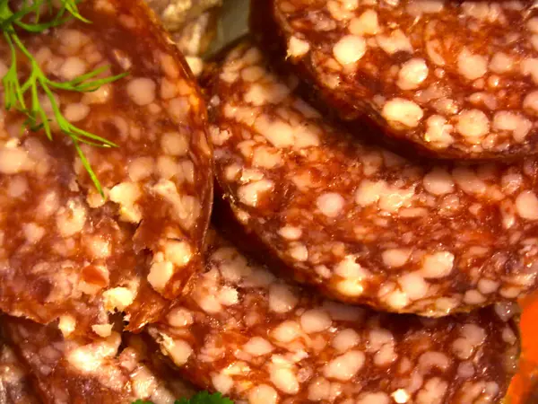 Sosis Salami Dengan Rempah Rempah Atas Meja Pesta Diiris — Stok Foto