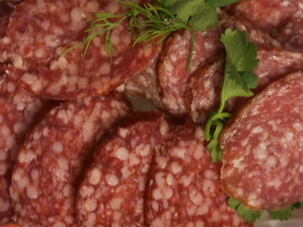 Wurst Mit Kräutern Auf Dem Festtisch Wird Scheiben Geschnitten — Stockfoto