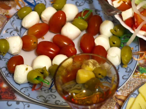 Aperitivo Festivo Aceitunas Queso Tomates Plato — Foto de Stock