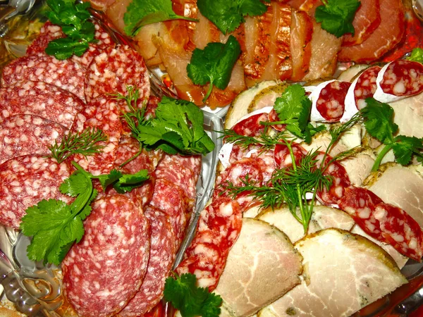 Feestelijke Schotel Met Vleeshapjes Salami Worst Carbonaat Gekookt Varkensvlees — Stockfoto