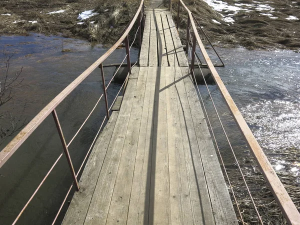 Híd Kora Tavasszal Egy Vidéki Folyón — Stock Fotó