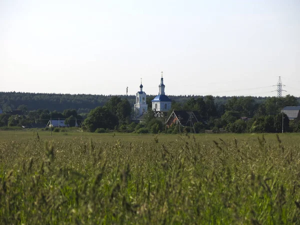 Ρωσικό Πεδίο Καλοκαίρι Μια Εκκλησία Στο Παρασκήνιο — Φωτογραφία Αρχείου