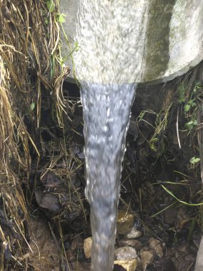 pınardaki demir bir paraşütten su akar.