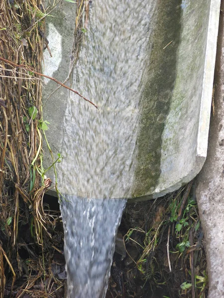 Agua Desciende Conducto Hierro Manantial —  Fotos de Stock
