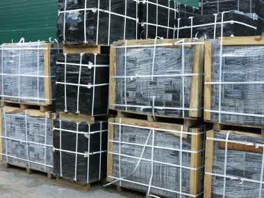 Yapı malzemeleri (karolar) bir taşıma paketinde