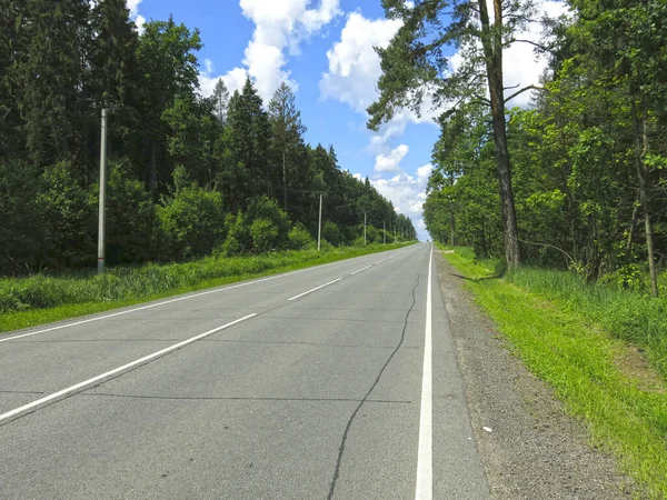 Opustoszała Asfaltowa Autostrada Latem — Zdjęcie stockowe