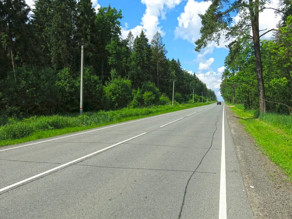 夏天废弃的沥青路面公路 — 图库照片