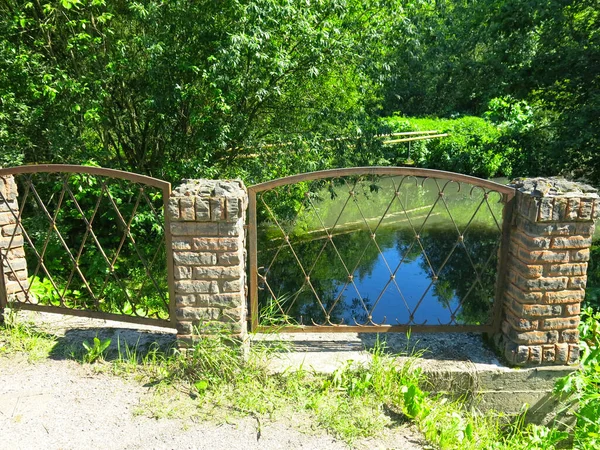 Alte Brücke Mit Schmiedeeisernem Gitter Über Den Fluss Sommer — Stockfoto