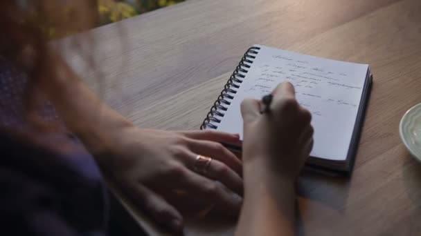 Cerca de la mujer escribiendo en el cuaderno — Vídeos de Stock