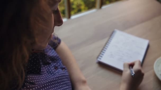 Cuaderno abierto a mano para escribir en papel — Vídeo de stock