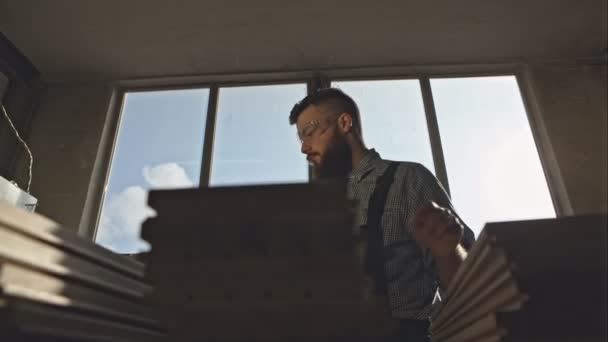 Taller de carpintería y trabajador — Vídeos de Stock