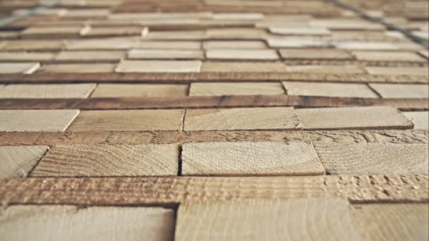 Στοίβα τετράγωνες ξύλινες σανίδες — Αρχείο Βίντεο
