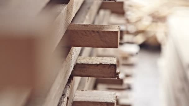 Κοντινό πλάνο της ξύλινη κατασκευή ξυλείας στην αποθήκη. Κουκλίτσα κίνηση. Ακατέργαστη εγγραφή βίντεο. — Αρχείο Βίντεο