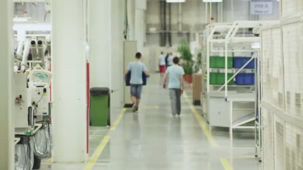 Temps écoulé des personnes qui ont déménagé dans l'usine, la production. Vidéo 4K . — Video