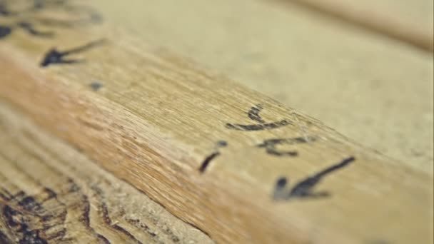 Tablón de madera con números — Vídeo de stock