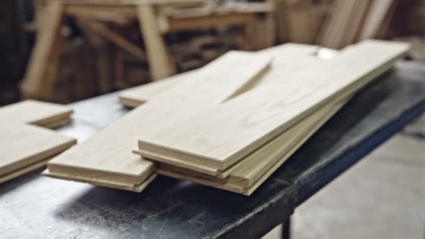 Planches de bois couchées sur la table — Video