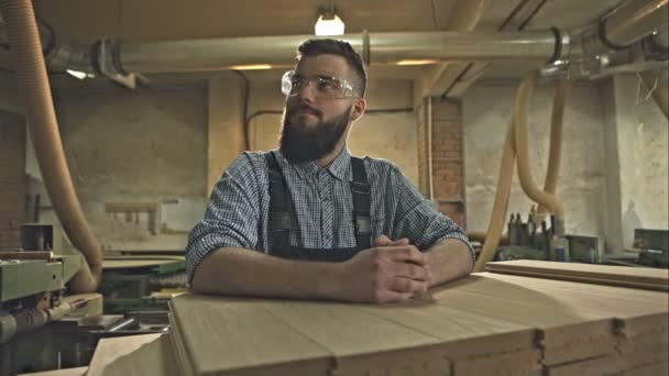 Carpintero de pie con confianza en el taller — Vídeo de stock
